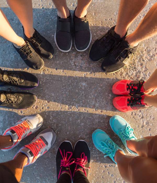 runners-standing-in-a-huddle-with-their-feet-toget-2021-08-26-18-21-50-utc - kópia